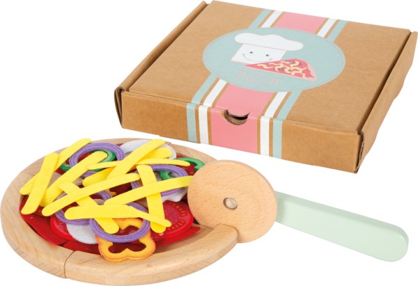 Geschlossener Pizzakarton aus Pappe mit fertig belegter Spielzeug-Pizza und Schneider