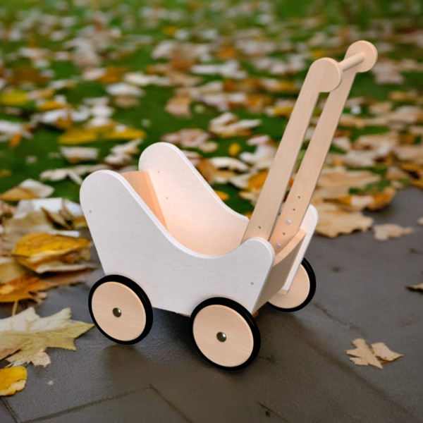 Lauflern Puppenwagen weiß in der Natur
