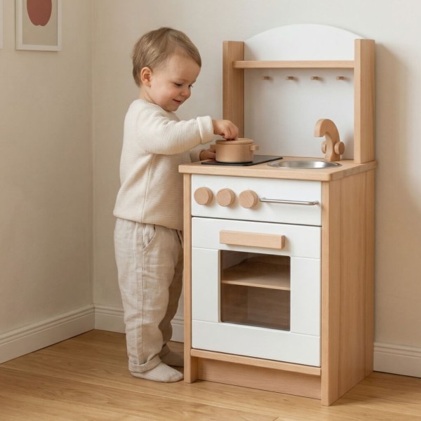 Holzküche Kinder aus Buche natur – Kind spielt begeistert in warmem Montessori-Kinderzimmer und fördert Kreativität