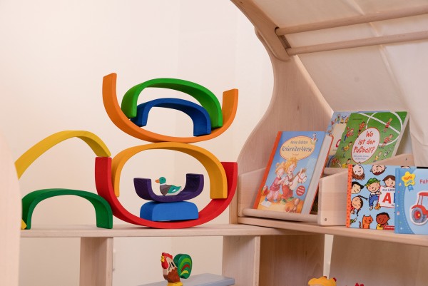Buntes Regenbodenhaus aus Holz | Kinderspielzeug