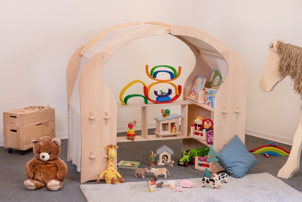 Hundehuette im spielständer, mit vielen Spielmöglichkeiten, Tieren, bunten Wippen, viel Zubehör