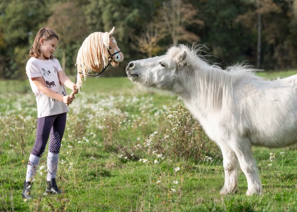 Hobby Horse - Mädchen spielt mit Steckenpferd