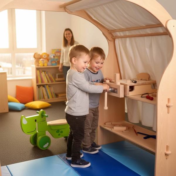 Zwei Kinder arbeiten konzentriert am Werkbankaufsatz Tobi im Spielständer – fördert Teamwork und handwerkliches Geschick in der Kita.