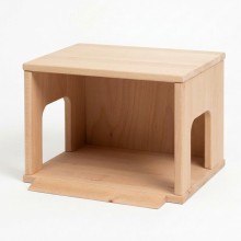 Holzgarage als Anbau an einem großen Holz-Puppenhaus für realistisches Spielen mit Autos