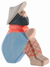 ostheimer-hirte-sitzend Weihnachtsgeschenk Holz öko Naturspielzeug pädagogisch wertvolles Spielzeug Montessori Waldorf Holztiger Ostheimer Spielbauernhof